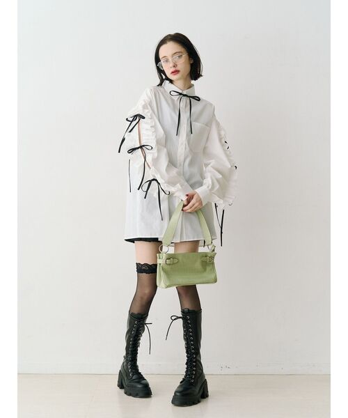 jouetie（ジュエティ）の「ショルダーフリルリボンタイBIGシャツ　春服（シャツ/ブラウス・レディース・ブルー/オフホワイト/ピンク・MEDIUM）」の8枚目の写真