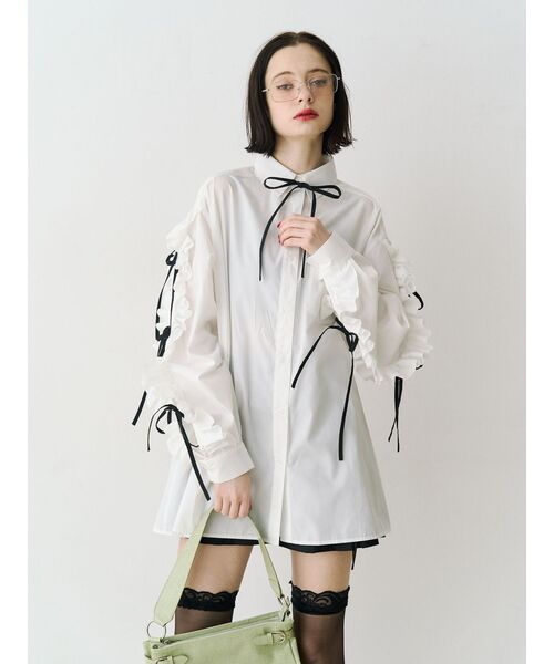 jouetie（ジュエティ）の「ショルダーフリルリボンタイBIGシャツ　春服（シャツ/ブラウス・レディース・ブルー/オフホワイト/ピンク・MEDIUM）」の6枚目の写真