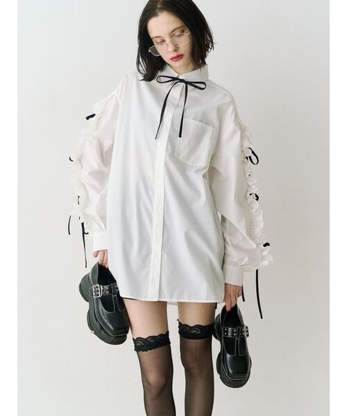 jouetie（ジュエティ）の「ショルダーフリルリボンタイBIGシャツ　春服（シャツ/ブラウス・レディース・ブルー/オフホワイト/ピンク・MEDIUM）」の5枚目の写真