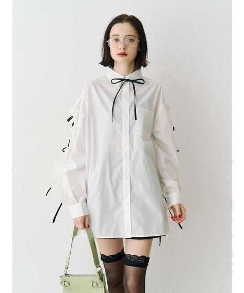 jouetie（ジュエティ）の「ショルダーフリルリボンタイBIGシャツ　春服（シャツ/ブラウス・レディース・ブルー/オフホワイト/ピンク・MEDIUM）」の4枚目の写真