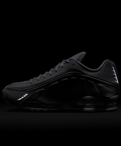 NIKE(ナイキ)の「NIKE Shox R4(ナイキ ショックス R4)(スニーカー・メンズ・ホワイト系・25cm/25.5cm/26cm/26.5cm/27cm/27.5cm/28cm/28.5cm/29cm)」の12枚目の写真