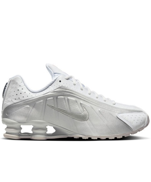 NIKE(ナイキ)の「NIKE Shox R4(ナイキ ショックス R4)(スニーカー・メンズ・ホワイト系・25cm/25.5cm/26cm/26.5cm/27cm/27.5cm/28cm/28.5cm/29cm)」の4枚目の写真