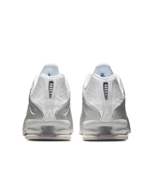NIKE(ナイキ)の「NIKE Shox R4(ナイキ ショックス R4)(スニーカー・メンズ・ホワイト系・25cm/25.5cm/26cm/26.5cm/27cm/27.5cm/28cm/28.5cm/29cm)」の8枚目の写真