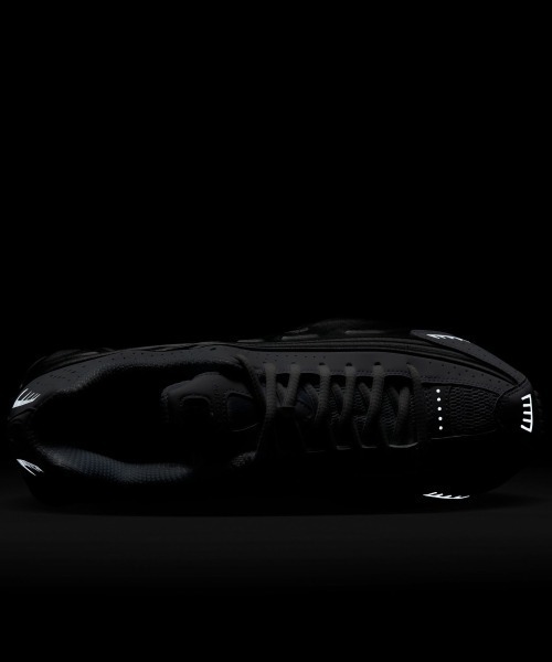 NIKE(ナイキ)の「NIKE Shox R4(ナイキ ショックス R4)(スニーカー・メンズ・ホワイト系・25cm/25.5cm/26cm/26.5cm/27cm/27.5cm/28cm/28.5cm/29cm)」の14枚目の写真