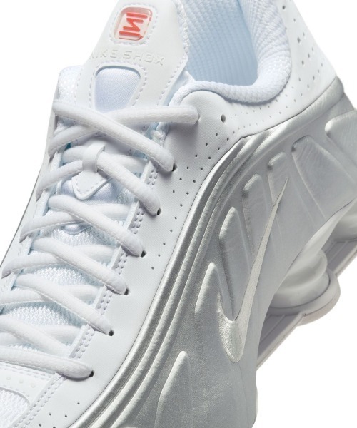 NIKE(ナイキ)の「NIKE Shox R4(ナイキ ショックス R4)(スニーカー・メンズ・ホワイト系・25cm/25.5cm/26cm/26.5cm/27cm/27.5cm/28cm/28.5cm/29cm)」の9枚目の写真