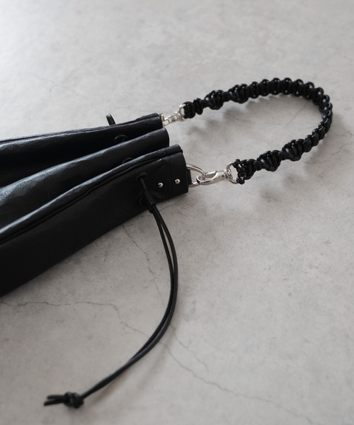 Senti（センティ）の「Dyneema Leather MEDICINE BAG M+HAND STRAP / ダイニーマレザー メディスンバッグ M+ハンドストラップ（ショルダーバッグ・メンズ・ブラック/ブラック系その他・FREE）」の10枚目の写真