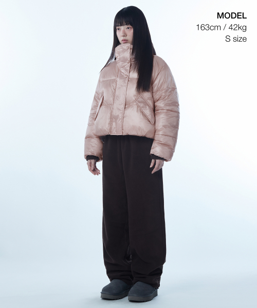 MUSINSA STANDARD WOMAN（ムシンサスタンダードウーマン）の「ウィメンズデイリープファーグロッシーショートダウンジャケット[ピンク]（ダウンジャケット/コート・レディース・その他・MEDIUM/SMALL/X-SMALL/LARGE）」の2枚目の写真