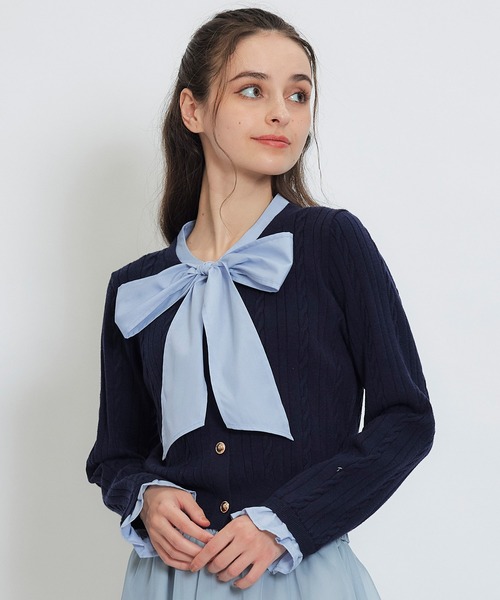 REDYAZEL(レディアゼル)の「エンブレムボタンケーブルリボンタイニットトップス(ニット/セーター・レディース・ネイビー/ブラック/オフホワイト/ミント・FREE)」の1枚目の写真