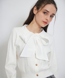 REDYAZEL（レディアゼル）の「エンブレムボタンケーブルリボンタイニットトップス（ニット/セーター）」