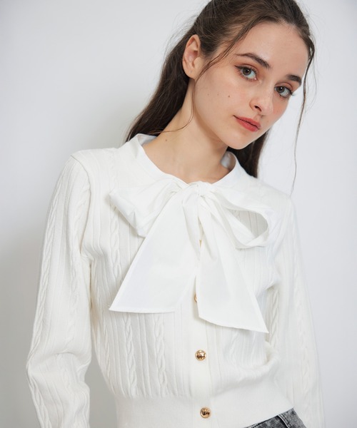 REDYAZEL(レディアゼル)の「エンブレムボタンケーブルリボンタイニットトップス(ニット/セーター・レディース・ネイビー/ブラック/オフホワイト/ミント・FREE)」の2枚目の写真