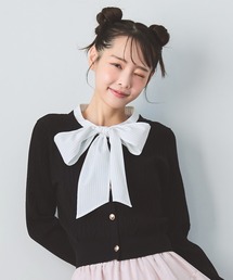 REDYAZEL（レディアゼル）の「エンブレムボタンケーブルリボンタイニットトップス（ニット/セーター）」