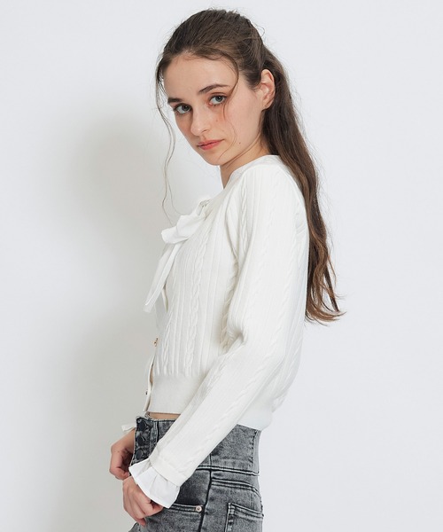 REDYAZEL(レディアゼル)の「エンブレムボタンケーブルリボンタイニットトップス(ニット/セーター・レディース・ネイビー/ブラック/オフホワイト/ミント・FREE)」の11枚目の写真