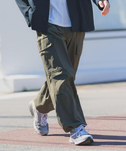 ITEMS URBANRESEARCH（アイテムズ アーバンリサーチ）の「高機能 ウエストイージーポリカーゴパンツ（その他パンツ・メンズ・チャコールグレー/アイボリー/ブラック/カーキ・LARGE/MEDIUM/SMALL）」の4枚目の写真