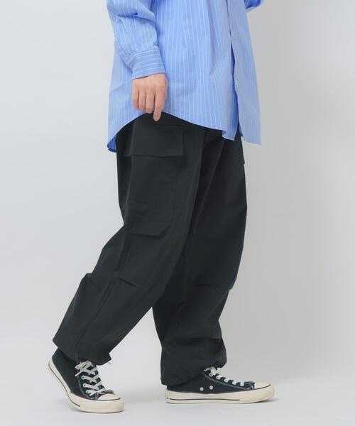ITEMS URBANRESEARCH（アイテムズ アーバンリサーチ）の「高機能 ウエストイージーポリカーゴパンツ（その他パンツ・メンズ・チャコールグレー/アイボリー/ブラック/カーキ・LARGE/MEDIUM/SMALL）」の15枚目の写真