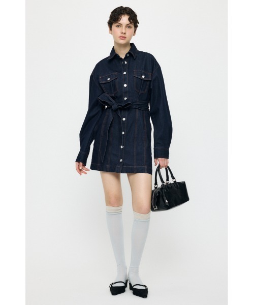 MOUSSY(マウジー)の「BELTED DENIM MINI ドレス(ワンピース・レディース・ブルー/ワンウォッシュ・1/2)」の6枚目の写真