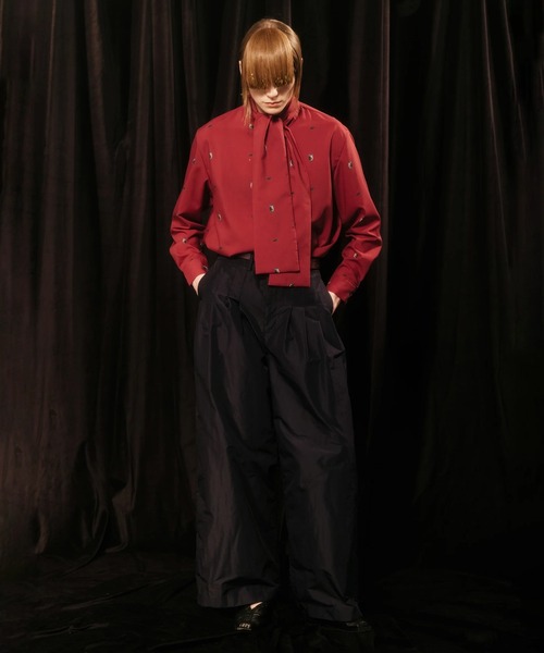 COMMON WARE（コモンウェアー）の「canaco_: Isokichi Asakura × canaco_ PRINTED RIBBON BLOUSE（シャツ/ブラウス・レディース・ブラック/ボルドー・2）」の2枚目の写真