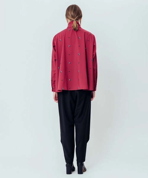 COMMON WARE（コモンウェアー）の「canaco_: Isokichi Asakura × canaco_ PRINTED RIBBON BLOUSE（シャツ/ブラウス・レディース・ブラック/ボルドー・2）」の3枚目の写真