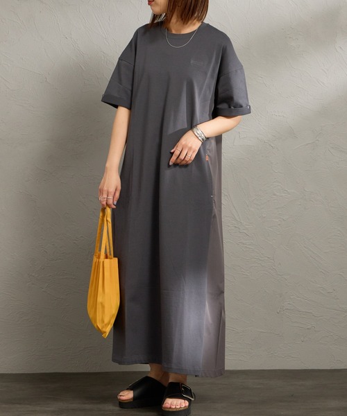 UNIVERSAL OVERALL（ユニバーサルオーバーオール）の「【WEB先行予約】[UNIVERSAL OVERALL/ユニバーサルオーバーオール] 別注 異素材切り替え マキシ丈ワンピース（ワンピース・レディース・グレイッシュベージュ/ブラック/チャコールグレー・F）」の4枚目の写真