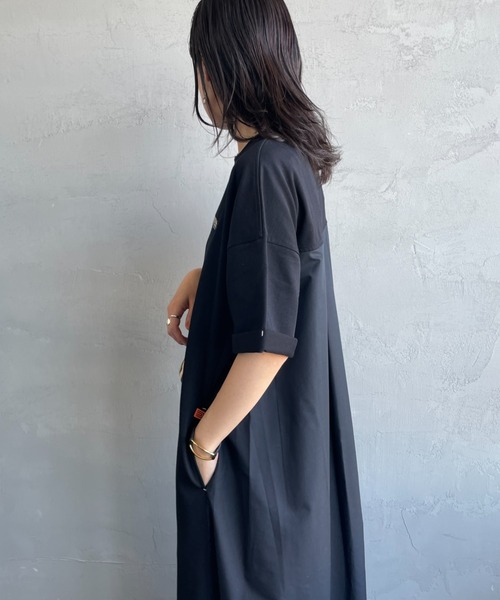 UNIVERSAL OVERALL（ユニバーサルオーバーオール）の「【WEB先行予約】[UNIVERSAL OVERALL/ユニバーサルオーバーオール] 別注 異素材切り替え マキシ丈ワンピース（ワンピース・レディース・グレイッシュベージュ/ブラック/チャコールグレー・F）」の8枚目の写真