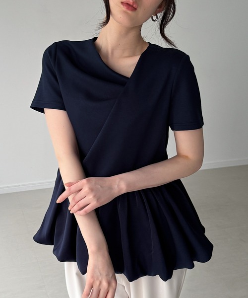 junoah(ジュノア)の「半袖ドレープペプラムバルーンカットトップス(シャツ/ブラウス・レディース・アイボリー/ブラック/ネイビー/ホワイト/ライトブルー・LARGE/MEDIUM/SMALL)」の5枚目の写真