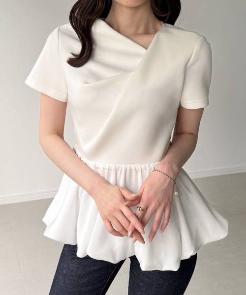junoah(ジュノア)の「半袖ドレープペプラムバルーンカットトップス(シャツ/ブラウス・レディース・アイボリー/ブラック/ネイビー/ホワイト/ライトブルー・LARGE/MEDIUM/SMALL)」の2枚目の写真
