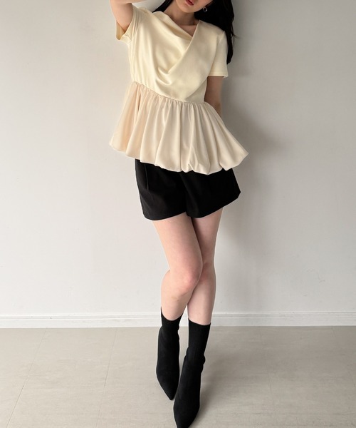 junoah(ジュノア)の「半袖ドレープペプラムバルーンカットトップス(シャツ/ブラウス・レディース・アイボリー/ブラック/ネイビー/ホワイト/ライトブルー・LARGE/MEDIUM/SMALL)」の13枚目の写真