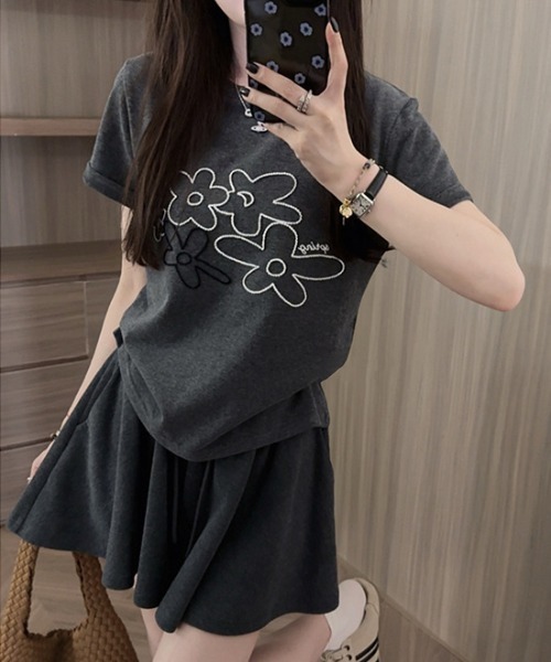 pyornim(ピョルニム)の「フラワー 刺繍 半袖 Tシャツ(Tシャツ/カットソー・レディース・グレー/ホワイト/アイボリー・F)」の1枚目の写真