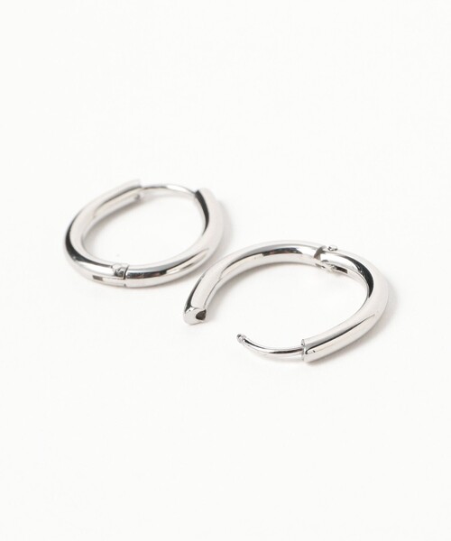 Ray BEAMS（レイビームス）の「ステンレス オーバル フープ ピアス（ピアス（両耳用）・レディース・ゴールド/シルバー・ONE SIZE）」の4枚目の写真