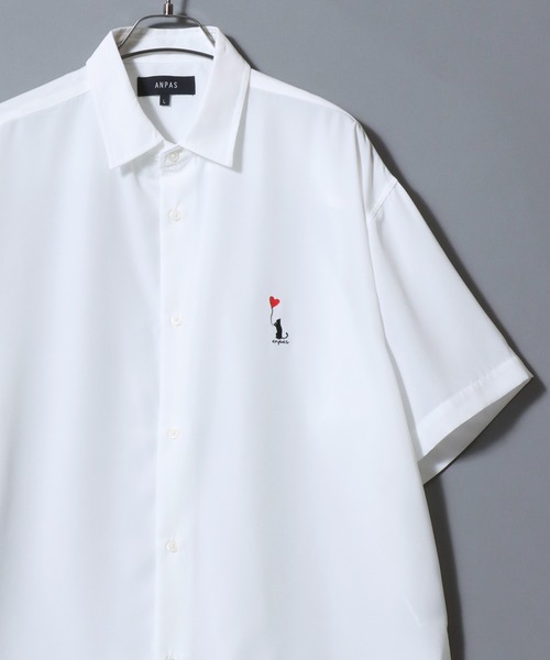 ANPAS(アンパス)の「Cat & Heart Embroidery Short-Sleeve Poly Twill Shirt /猫&ハート ワンポイント刺繍 半袖シャツ メンズ レディース トップス オーバーサイズ ねこ ネコ(シャツ/ブラウス・メンズ・ブラック系3/ホワイト系3/ブラック系2/ブラック系1/ブラック系/ホワイト系2/ホワイト系1/ホワイト系・L/M)」の2枚目の写真