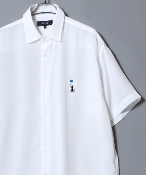 ANPAS(アンパス)の「Cat & Heart Embroidery Short-Sleeve Poly Twill Shirt /猫&ハート ワンポイント刺繍 半袖シャツ メンズ レディース トップス オーバーサイズ ねこ ネコ(シャツ/ブラウス・メンズ・ブラック系3/ホワイト系3/ブラック系2/ブラック系1/ブラック系/ホワイト系2/ホワイト系1/ホワイト系・L/M)」の1枚目の写真