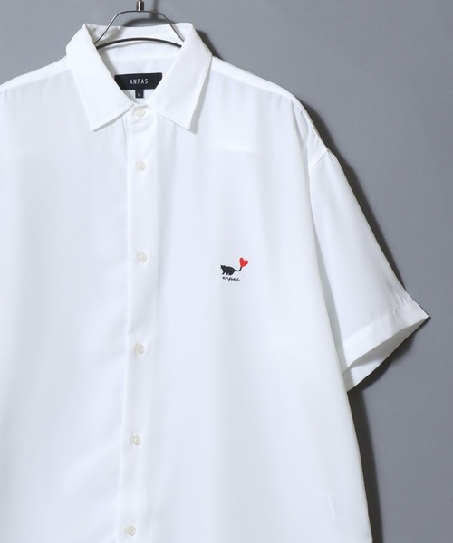 ANPAS(アンパス)の「Cat & Heart Embroidery Short-Sleeve Poly Twill Shirt /猫&ハート ワンポイント刺繍 半袖シャツ メンズ レディース トップス オーバーサイズ ねこ ネコ(シャツ/ブラウス・メンズ・ブラック系3/ホワイト系3/ブラック系2/ブラック系1/ブラック系/ホワイト系2/ホワイト系1/ホワイト系・L/M)」の3枚目の写真