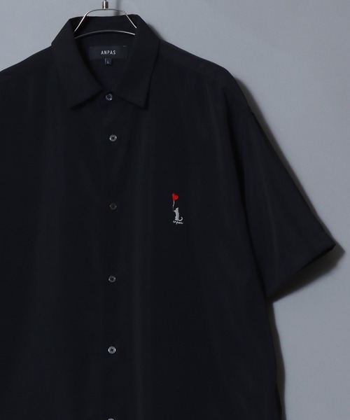 ANPAS(アンパス)の「Cat & Heart Embroidery Short-Sleeve Poly Twill Shirt /猫&ハート ワンポイント刺繍 半袖シャツ メンズ レディース トップス オーバーサイズ ねこ ネコ(シャツ/ブラウス・メンズ・ブラック系3/ホワイト系3/ブラック系2/ブラック系1/ブラック系/ホワイト系2/ホワイト系1/ホワイト系・L/M)」の5枚目の写真