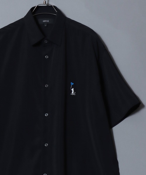 ANPAS(アンパス)の「Cat & Heart Embroidery Short-Sleeve Poly Twill Shirt /猫&ハート ワンポイント刺繍 半袖シャツ メンズ レディース トップス オーバーサイズ ねこ ネコ(シャツ/ブラウス・メンズ・ブラック系3/ホワイト系3/ブラック系2/ブラック系1/ブラック系/ホワイト系2/ホワイト系1/ホワイト系・L/M)」の6枚目の写真