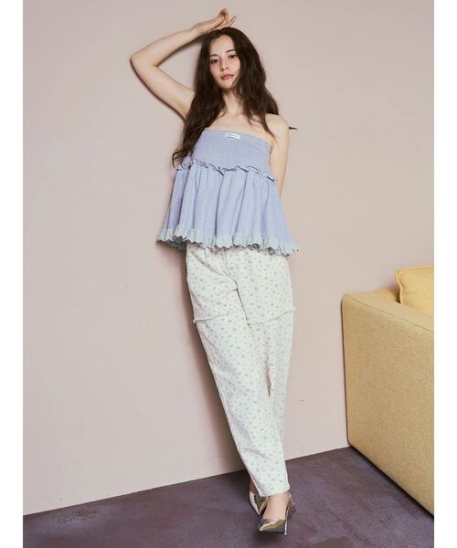 CALNAMUR(カルナムール)の「ツイルフラワーロングパンツ(デニムパンツ・レディース・ブルー/ピンク・SMALL/MEDIUM)」の4枚目の写真