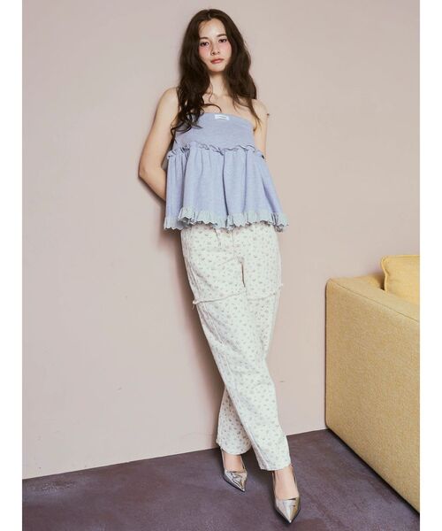 CALNAMUR(カルナムール)の「ツイルフラワーロングパンツ(デニムパンツ・レディース・ブルー/ピンク・SMALL/MEDIUM)」の6枚目の写真