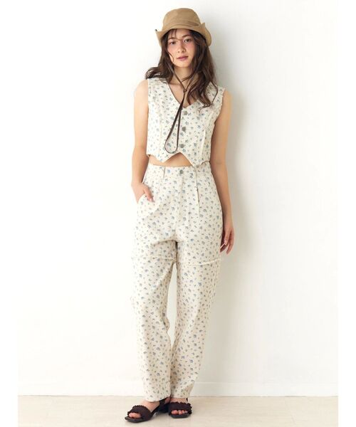 CALNAMUR(カルナムール)の「ツイルフラワーロングパンツ(デニムパンツ・レディース・ブルー/ピンク・SMALL/MEDIUM)」の7枚目の写真