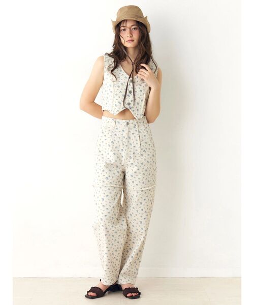 CALNAMUR(カルナムール)の「ツイルフラワーロングパンツ(デニムパンツ・レディース・ブルー/ピンク・SMALL/MEDIUM)」の9枚目の写真