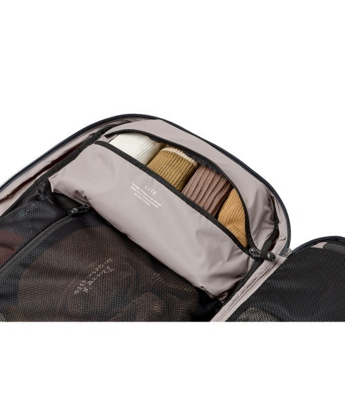 Bellroy(ベルロイ)の「Bellroy-バックパック/リュックサック Lite Travel Pack 38L Ash(バックパック/リュック・メンズ・アッシュ・ONE SIZE)」の4枚目の写真