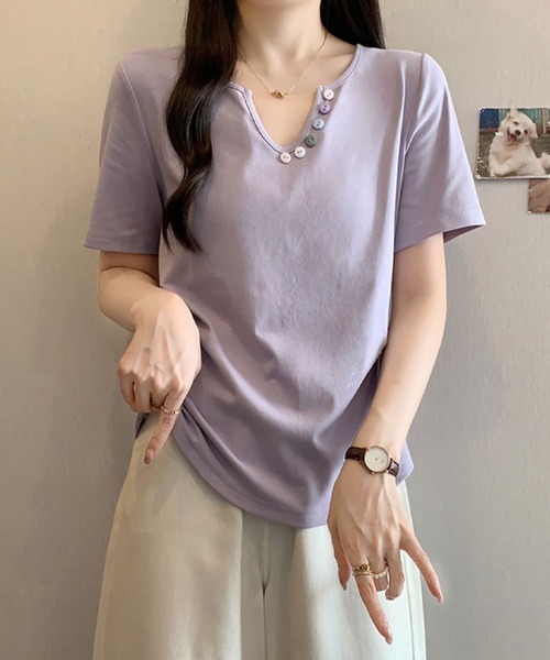 2ly2(トゥーリートゥー)の「カラーボタンVネックトップス / デザインボタン 半袖カットソー(Tシャツ/カットソー・レディース・ブルー/ブラック/イエロー/パープル/ホワイト・FREE)」の4枚目の写真