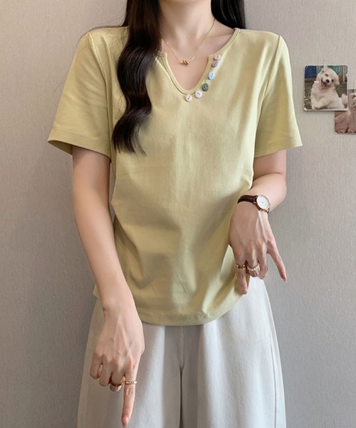 2ly2(トゥーリートゥー)の「カラーボタンVネックトップス / デザインボタン 半袖カットソー(Tシャツ/カットソー・レディース・ブルー/ブラック/イエロー/パープル/ホワイト・FREE)」の5枚目の写真