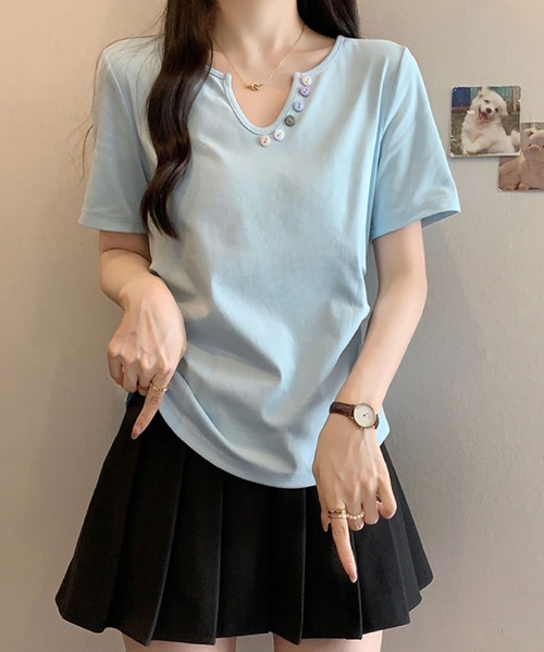 2ly2(トゥーリートゥー)の「カラーボタンVネックトップス / デザインボタン 半袖カットソー(Tシャツ/カットソー・レディース・ブルー/ブラック/イエロー/パープル/ホワイト・FREE)」の3枚目の写真