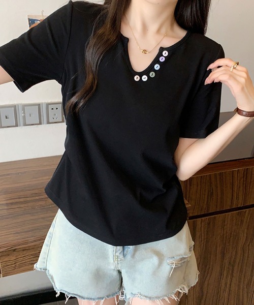 2ly2(トゥーリートゥー)の「カラーボタンVネックトップス / デザインボタン 半袖カットソー(Tシャツ/カットソー・レディース・ブルー/ブラック/イエロー/パープル/ホワイト・FREE)」の1枚目の写真