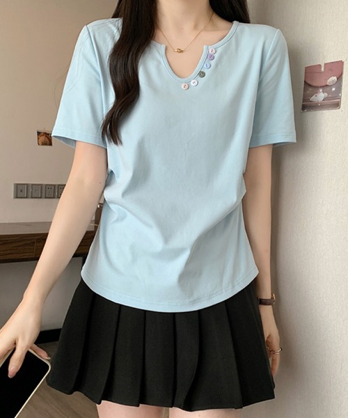 2ly2(トゥーリートゥー)の「カラーボタンVネックトップス / デザインボタン 半袖カットソー(Tシャツ/カットソー・レディース・ブルー/ブラック/イエロー/パープル/ホワイト・FREE)」の21枚目の写真