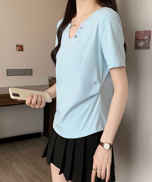 2ly2(トゥーリートゥー)の「カラーボタンVネックトップス / デザインボタン 半袖カットソー(Tシャツ/カットソー・レディース・ブルー/ブラック/イエロー/パープル/ホワイト・FREE)」の20枚目の写真
