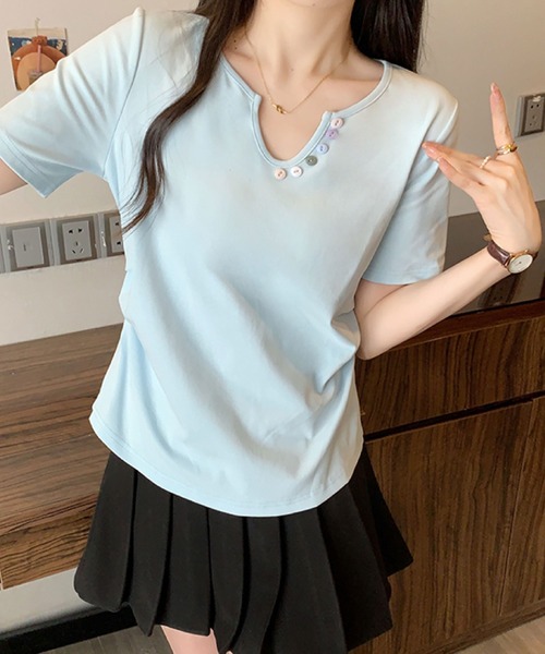 2ly2(トゥーリートゥー)の「カラーボタンVネックトップス / デザインボタン 半袖カットソー(Tシャツ/カットソー・レディース・ブルー/ブラック/イエロー/パープル/ホワイト・FREE)」の19枚目の写真