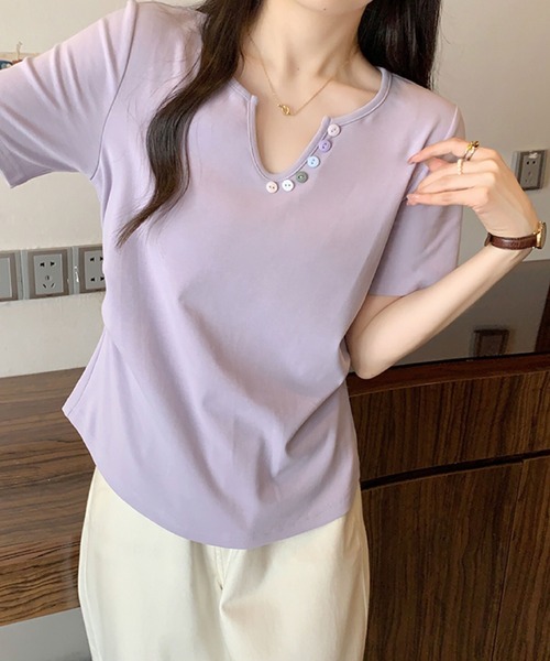 2ly2(トゥーリートゥー)の「カラーボタンVネックトップス / デザインボタン 半袖カットソー(Tシャツ/カットソー・レディース・ブルー/ブラック/イエロー/パープル/ホワイト・FREE)」の14枚目の写真