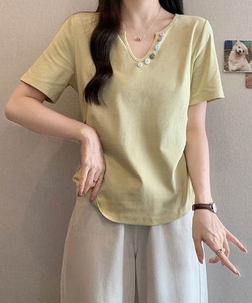 2ly2(トゥーリートゥー)の「カラーボタンVネックトップス / デザインボタン 半袖カットソー(Tシャツ/カットソー・レディース・ブルー/ブラック/イエロー/パープル/ホワイト・FREE)」の13枚目の写真