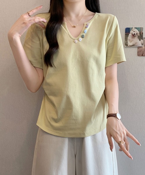 2ly2(トゥーリートゥー)の「カラーボタンVネックトップス / デザインボタン 半袖カットソー(Tシャツ/カットソー・レディース・ブルー/ブラック/イエロー/パープル/ホワイト・FREE)」の12枚目の写真