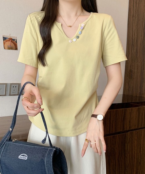 2ly2(トゥーリートゥー)の「カラーボタンVネックトップス / デザインボタン 半袖カットソー(Tシャツ/カットソー・レディース・ブルー/ブラック/イエロー/パープル/ホワイト・FREE)」の9枚目の写真