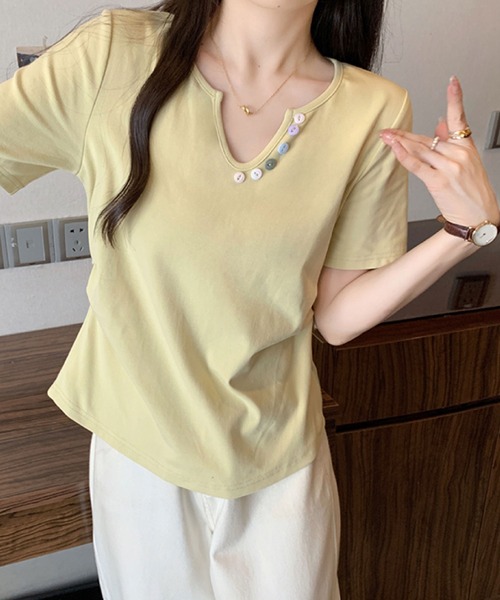 2ly2(トゥーリートゥー)の「カラーボタンVネックトップス / デザインボタン 半袖カットソー(Tシャツ/カットソー・レディース・ブルー/ブラック/イエロー/パープル/ホワイト・FREE)」の7枚目の写真